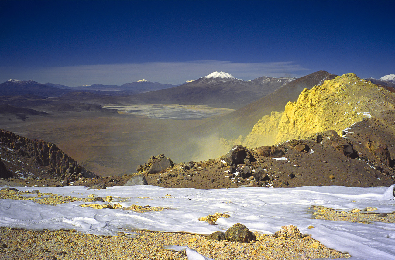 chi_5_18 iruputunco.jpg - sud-ouest Uyuni volcan Iruputunco volcan Iruputunco (5100 m d'altitude). Le cratère de soufre